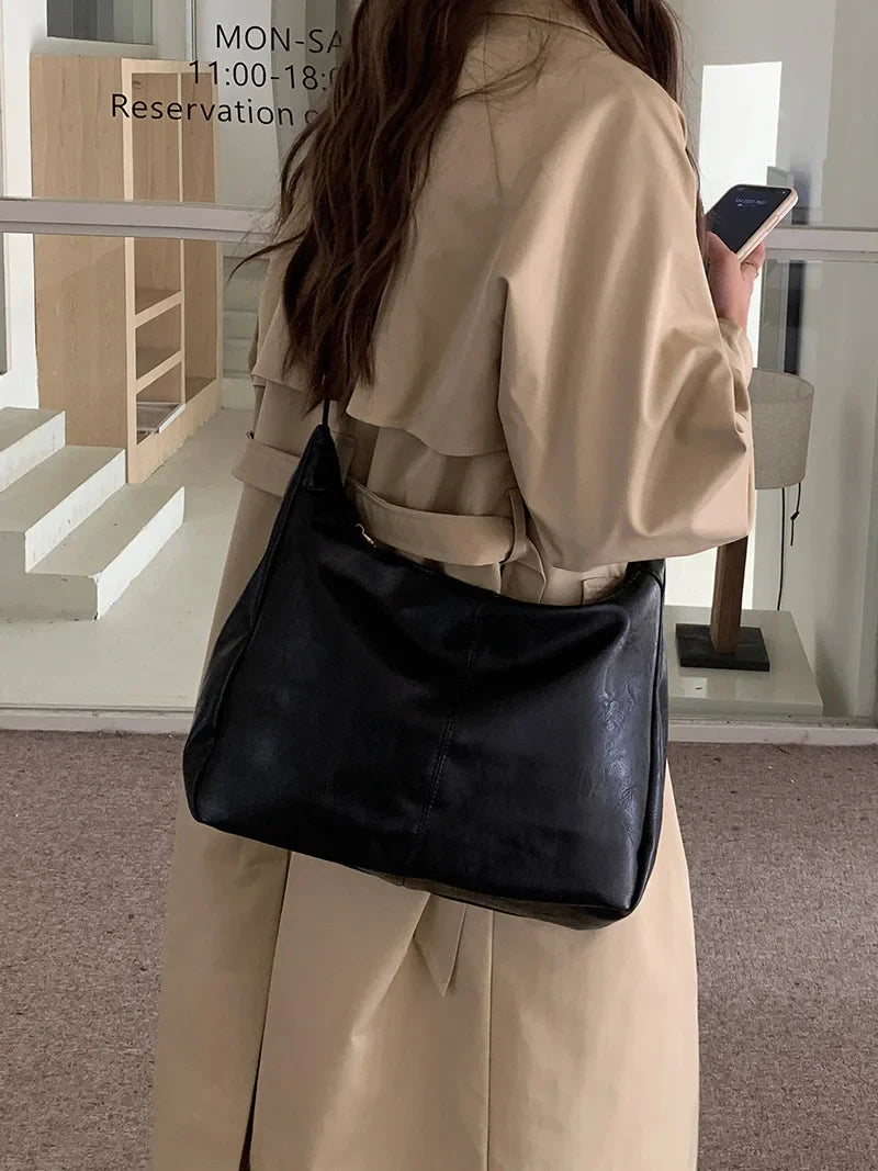 Compact Faux Leather Crossbody Bag – Gold Zip, 26 × 18 cm