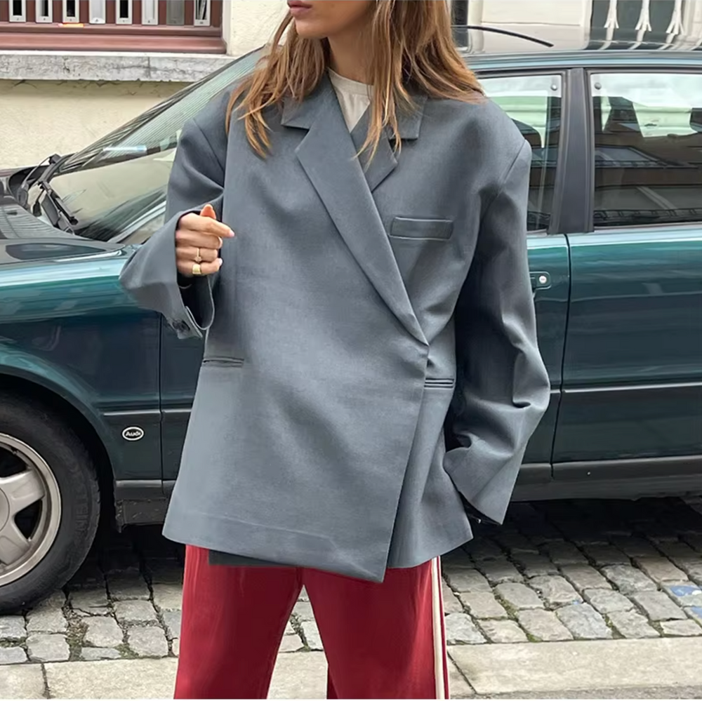 Women's Oversized Blazer with Notched Lapels and Functional Pockets